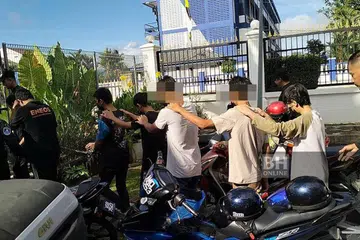 DIDAKWA: Enam lelaki, termasuk lima adik-beradik, yang dituduh melakukan serangan seksual serta merogol ke atas seorang kanak-kanak perempuan berusia 11 tahun. 
