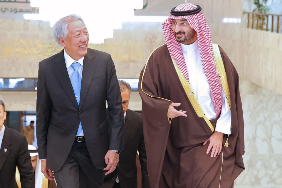 Menteri Kanan, Encik Teo Chee Hean (kiri) bertemu Menteri Pengawal Negara Saudi, Putera Abdullah Bandar Abdulaziz Al Saud.