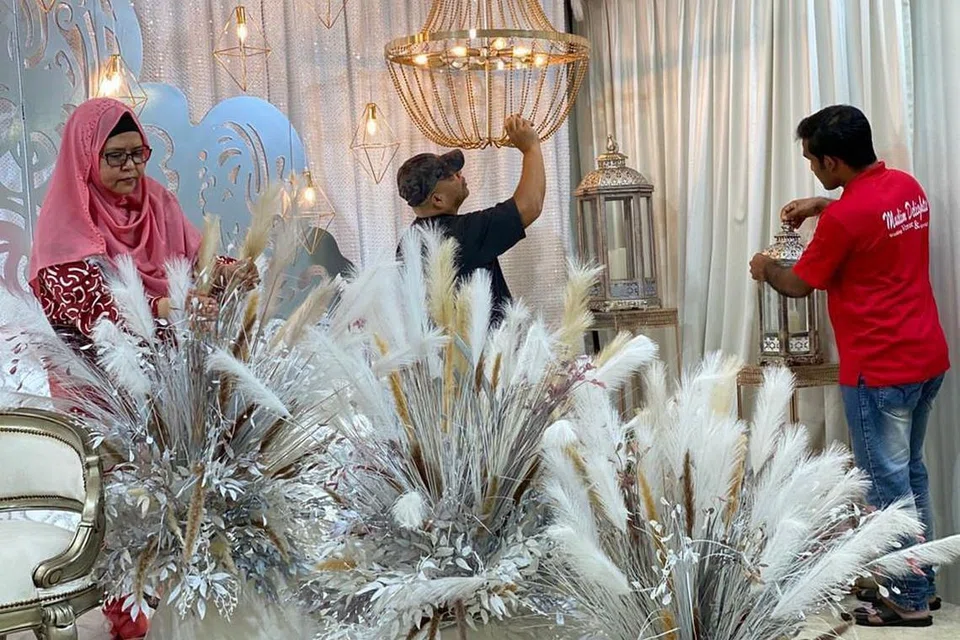 DAPAT KEKALKAN PEKERJA: Pengasas bersama Muslim Delights, Cik Hafidah Daud, bersama dua pekerjanya dapat mengekalkan lebih 50 pekerjanya disebabkan JSS. - Foto MUSLIM DELIGHTS