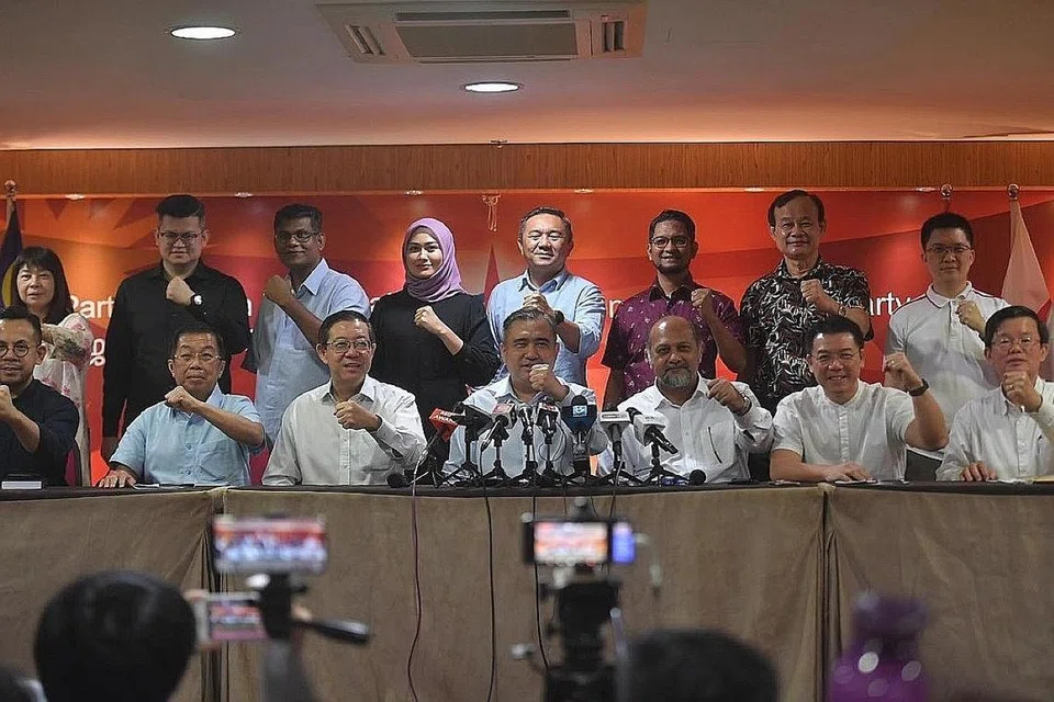 TEKA-TEKI: Setiausaha Agung DAP, Encik Anthony Loke (duduk tiga dari kiri) bersama pasukan DAP masih mempertimbangkan untuk membubarkan DUN Pulau Pinang. - FACEBOOK DAP