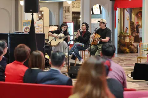 Penyanyi-penulis lagu, Shareefa Aminah Abdul Shariff (tengah), yang lebih dikenali sebagai Shazza, mempersembahkan lagu ciptaannya sendiri di satu majlis anjuran Majlis Seni Kebangsaan (NAC) dan Kumpulan Lapangan Terbang Changi (CAG), sempena upacara menandatangani Memorandum Persefahaman (MOU) antara kedua-dua pihak bagi membawakan lebih banyak persembahan dan pameran seni tempatan ke Lapangan Terbang Changi.