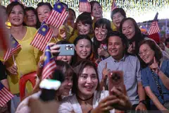 Personaliti menarik calon Barisan Nasional daripada Umno, Syed Hussien Syed Abdullah, 40 tahun (dua dari kanan), membolehkan Ketua Pemuda Umno Kluang, Johor, itu menarik sokongan pengundi dalam usahanya memenangi pilihan raya kecil bagi kerusi Dewan Undangan Negeri (DUN) Mahkota pada 28 September. 