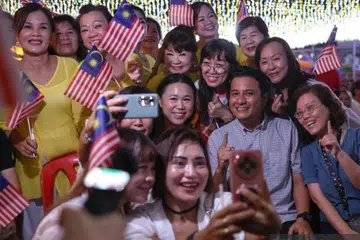 Personaliti menarik calon Barisan Nasional daripada Umno, Syed Hussien Syed Abdullah, 40 tahun (dua dari kanan), membolehkan Ketua Pemuda Umno Kluang, Johor, itu menarik sokongan pengundi dalam usahanya memenangi pilihan raya kecil bagi kerusi Dewan Undangan Negeri (DUN) Mahkota pada 28 September. 