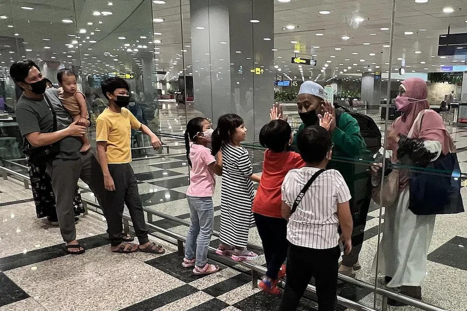RINDUKAN ANAK: Jemaah ini tidak dapat menahan kerinduannya terhadap anak-anaknya sehingga berlari untuk 'menemui' mereka di balik bingkai kaca lapangan terbang.