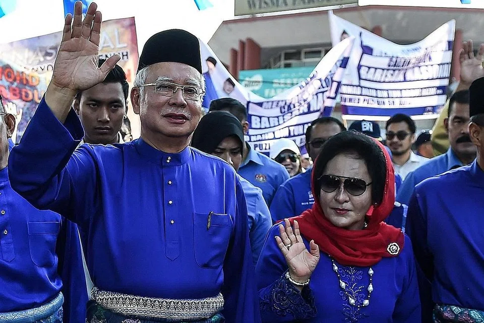 RUJUK DIRI SEBAGAI 'WANITA PERTAMA': Datin Rosmah (kanan) menarik perhatian ramai sejurus selepas Datuk Najib menyandang jawatan perdana menteri pada 2009, apabila satu unit khas ditubuhkan di bawah pejabat Perdana Menteri yang dipanggil FLOM, akronim buat Wanita Pertama Malaysia. - Foto AFP