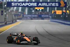 Pemandu McLaren, Lando Norris, ketika beraksi dalam sesi latihan pertama Grand Prix Singapura Formula Satu pada 20 September. 