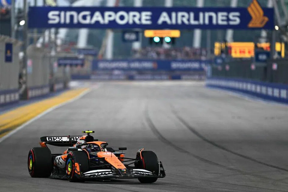 Pemandu McLaren, Lando Norris, ketika beraksi dalam sesi latihan pertama Grand Prix Singapura Formula Satu pada 20 September. 