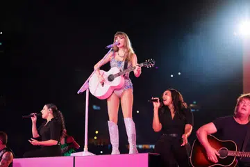 Penyanyi terkemuka, Taylor Swift, akan turut melanjutkan konsertnya, ‘Eras Tour’ pada hujung minggu ini pada 7 hingga 9 Mac di Stadium Negara.