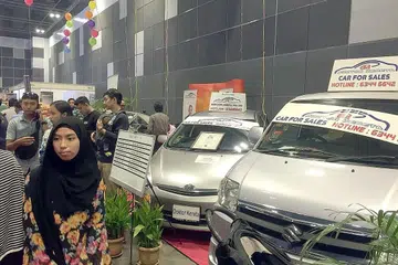 KERETA PUN DIJUAL: Pameran 'Jalan-Jalan Makan-Makan' turut memberi peluang orang ramai bertanya pelbagai perkara tentang kereta. - Foto BM oleh INIAZ RAHIM.