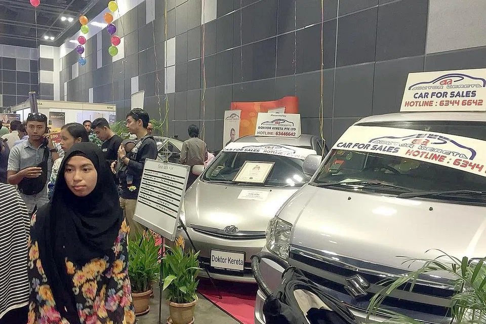 KERETA PUN DIJUAL: Pameran 'Jalan-Jalan Makan-Makan' turut memberi peluang orang ramai bertanya pelbagai perkara tentang kereta. - Foto BM oleh INIAZ RAHIM.