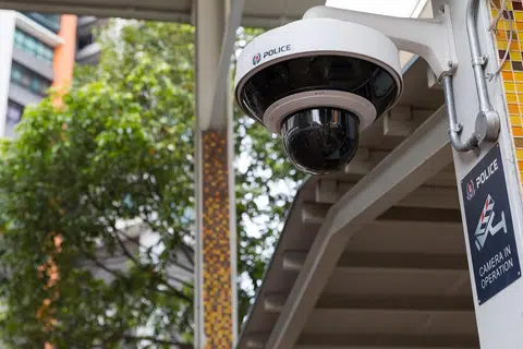 LUASKAN PENGAWASAN: Secara progresif, kamera polis (PolCam) lama seperti ini akan diganti dengan lebih 200,000 PolCam yang baru menjelang 2035.