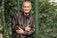 PENUHI PERMINTAAN: Meskipun pada usia mencecah 70 tahun, J. Mizan bersyukur masih ada yang ingin mendengarnya menyanyi di acara minum petang di Singapura atau seberang Tambak. - Foto BH oleh NUR DIYANA TAHA