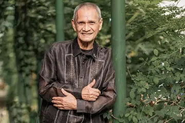 PENUHI PERMINTAAN: Meskipun pada usia mencecah 70 tahun, J. Mizan bersyukur masih ada yang ingin mendengarnya menyanyi di acara minum petang di Singapura atau seberang Tambak. - Foto BH oleh NUR DIYANA TAHA