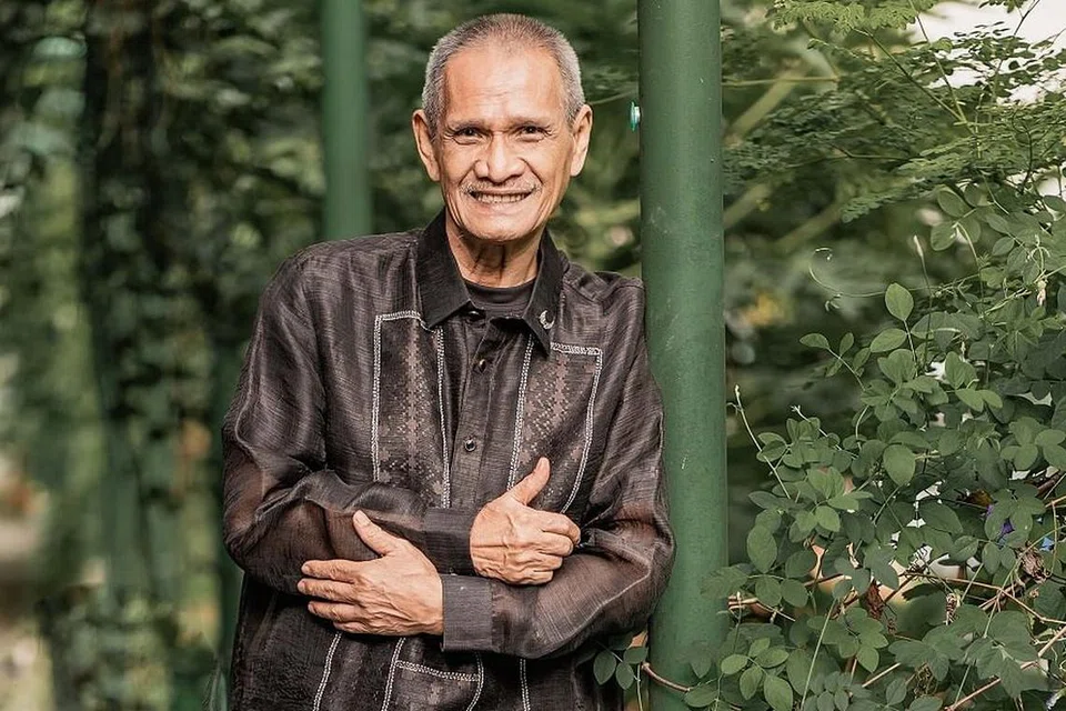 PENUHI PERMINTAAN: Meskipun pada usia mencecah 70 tahun, J. Mizan bersyukur masih ada yang ingin mendengarnya menyanyi di acara minum petang di Singapura atau seberang Tambak. - Foto BH oleh NUR DIYANA TAHA