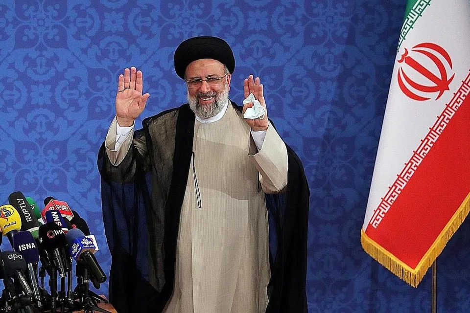 KONGSI KEUTAMAAN: Presiden dipilih Iran, Encik Ebrahim Raisi bertemu media dalam sidang media pertama di Teheran kelmarin selepas menang pilihan raya negara itu pada Jumaat lalu. - Foto EPA-EFE