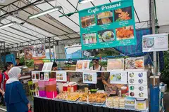 CAFE PATANI: Selain ayam gunting dan sotong gergasi, pengunjung bazar Raya Geylang Serai berpeluang mendapatkan aiskrim goreng dan teh ais Thai di gerai ini. - Foto ZALEHA ABDUL KADER