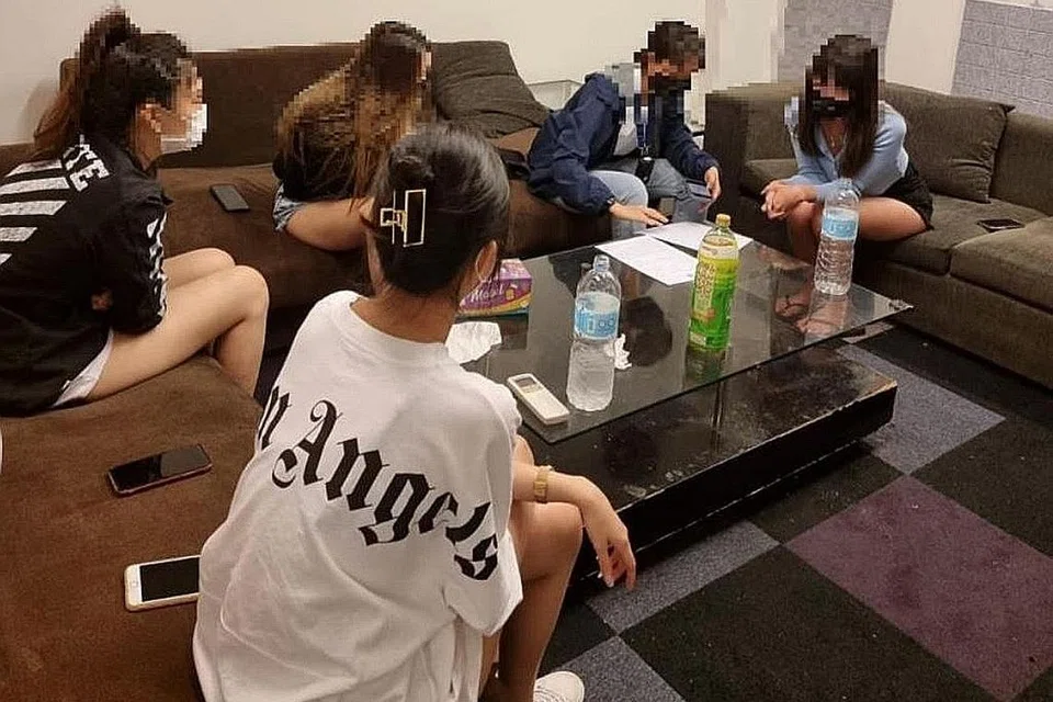 SERBU: Pihak polis menyerbu empat premis berkonsep KTV tanpa lesen di Ubi Avenue, Kaki Bukit Road, Lorong 8 Toa Payoh dan Desker Road. Seramai 88 orang disiasat. - Foto SPF