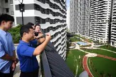 Menteri Pembangunan Negara, Encik Desmond Lee, melawat sekitar estet kejiranan Punggol Point Cove pada 20 Januari.