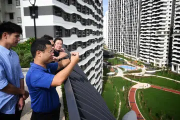 Menteri Pembangunan Negara, Encik Desmond Lee, melawat sekitar estet kejiranan Punggol Point Cove pada 20 Januari.