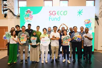 Menteri Kemampanan dan Sekitaran, Cik Grace Fu, (barisan depan, empat dari kiri) dan Setiausaha Parlimen Kanan (Kemampanan dan Sekitaran), Cik Goh Hanyan, (barisan depan, tiga dari kanan) bersama penerima geran Dana Eko SG di Vidacity pada 21 Jun.