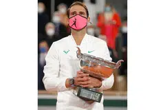 UNGGUL DI PARIS: Kemenangan kejuaraan ke-13 Nadal di Roland Garros kelmarin sekali gus menandingi rekod Roger Federer merangkul 20 kejuaraan Grand Slam lelaki. - Foto AFP
