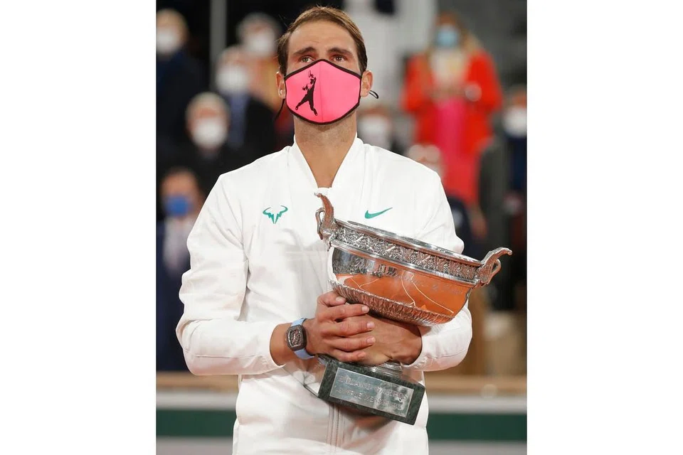 UNGGUL DI PARIS: Kemenangan kejuaraan ke-13 Nadal di Roland Garros kelmarin sekali gus menandingi rekod Roger Federer merangkul 20 kejuaraan Grand Slam lelaki. - Foto AFP