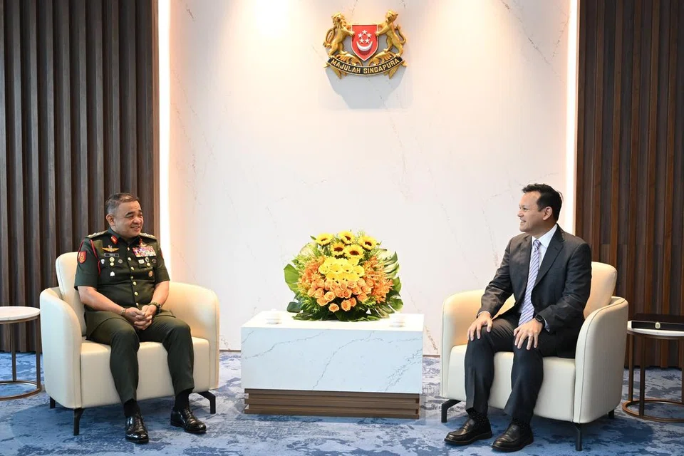 Panglima Tentera Darat Angkatan Tentera Malaysia (ATM), Jeneral ​​Tan Sri Datuk Muhammad Hafizuddeain Jantan (kiri), bersama Menteri Negara Kanan (Pertahanan merangkap Tenaga Manusia), Encik Zaqy Mohamad, di Kementerian Pertahanan (Mindef) pada 23 Julai.