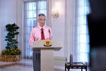 SOKONGAN PEMERINTAH: Encik Lee Hsien Loong dalam ucapan bahasa Melayu memberi jaminan Pemerintah akan memberi sokongan kepada para pekerja dan perniagaan-perniagaan sama seperti apa yang dilakukan sekarang.