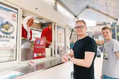 TEBAR SATE KE LUAR NEGARA: Jumain Sataysfaction menyertai acara 'Taste of Singapore Food Pop-Up' di pusat beli-belah Olinas Mall di Tokyo tahun lalu. - Foto fail
