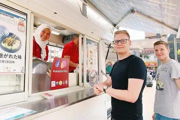 TEBAR SATE KE LUAR NEGARA: Jumain Sataysfaction menyertai acara 'Taste of Singapore Food Pop-Up' di pusat beli-belah Olinas Mall di Tokyo tahun lalu. - Foto fail
