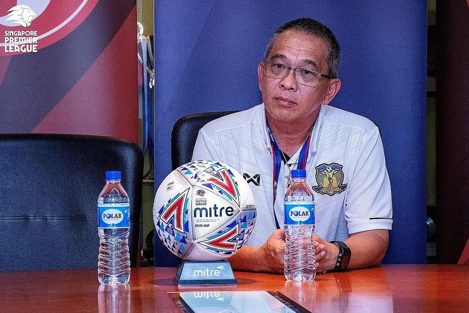 MAHU RAIH KEMENANGAN: Kededua Azlan Alipah dan Clement Teo (gambar atas) mahu pasukan masing-masing menang. - Foto SPL