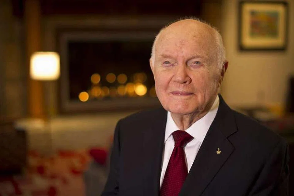 Angkasawan dan Senator John Glenn pada 2012. 