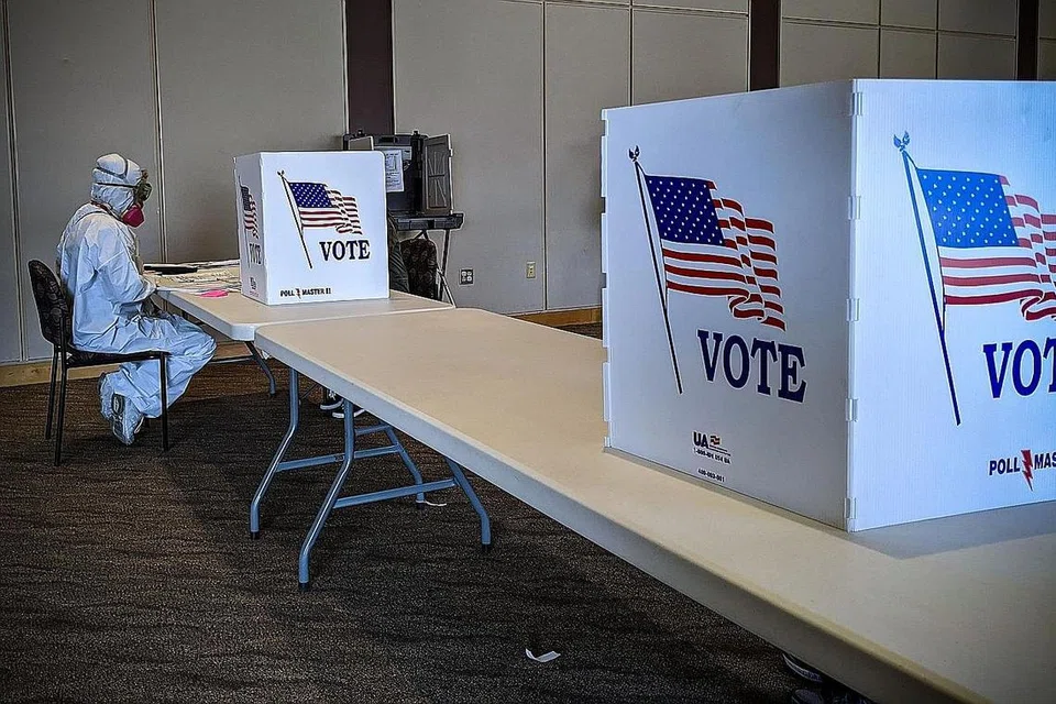 MEMASTIKAN KEBERSIHAN PUSAT MENGUNDI: Ketua Pemeriksa Pilihan Raya Mary Magdalen Moser, lengkap dengan berpakaian hazmat, memeriksa sebuah pusat mengundi di Kenosha, Wisconsin, ketika pilihan raya parti atau primary dijalankan di tengah-tengah pandemik Covid-19 pada 7 April lalu. Pengundi di Wisconsin sudah mula membuang undi di tengah-tengah kebimbangan mengenai risiko jangkitan koronavirus dan kawalan pergerakan yang dikuatkuasakan di seluruh negeri itu. - Foto AFP