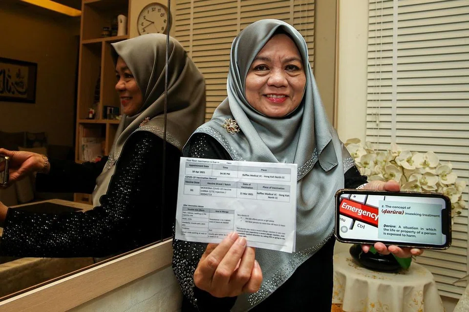 PUASA TAK HALANG AMBIL VAKSIN: Cik Salbiah Asbu telah mengambil suntikan kedua vaksin Covid-19 semasa berpuasa di bulan Ramadan baru-baru ini. - Foto BH oleh YONG LI XUAN