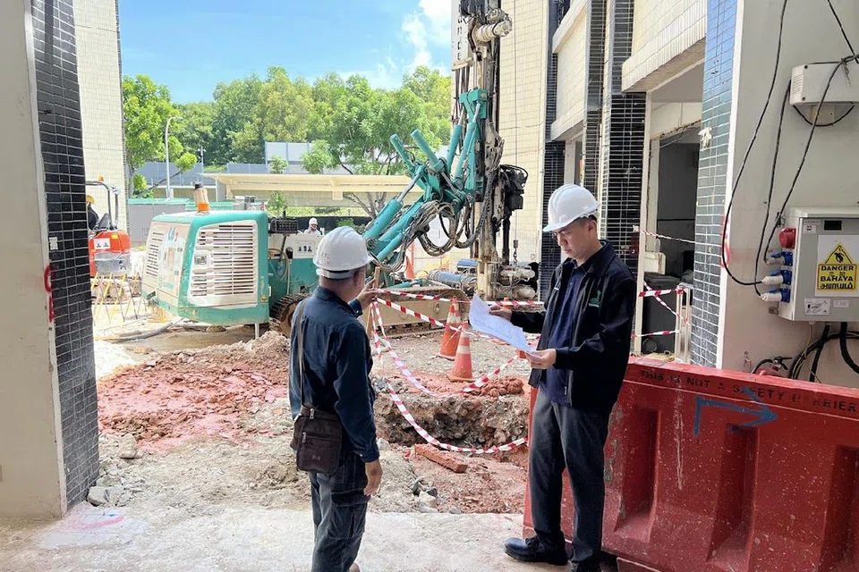 PROJEK PENINGKATAN: Pengurus Masjid, Ustaz Ruhaizan Abdullah (kanan), memantau kawasan peningkatan yang sedang giat dijalankan bagi memastikan proses naik taraf berjalan mengikut jadual yang dirancang. 