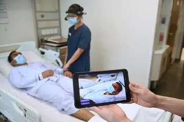 Seorang pekerja di hospital menunjukkan bagaimana kecerdasan buatan dimanfaatkan untuk mengubah cara pekerja penjagaan kesihatan menjaga pesakit.