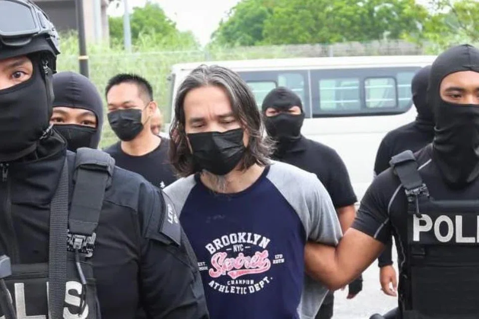 Bekas banduan, Nik Mohd Shalahuddin Zakaria, yang pernah dipenjara tiga tahun kerana kesalahan berkaitan kumpulan pengganas ISIS, sekali lagi didakwa di Mahkamah Sesyen Kota Bharu, Kelantan, atas tuduhan memiliki bahan berkaitan ISIS dan memberikan sokongan kepada kumpulan itu.