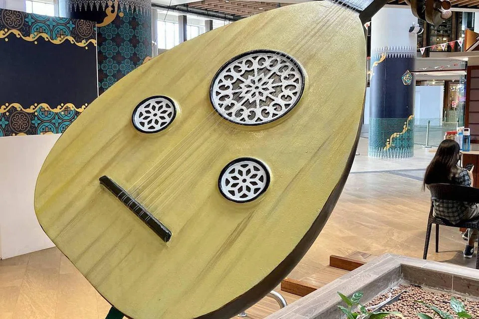 Gambus, alat tradisional yang penting untuk menghasilkan irama ghazal