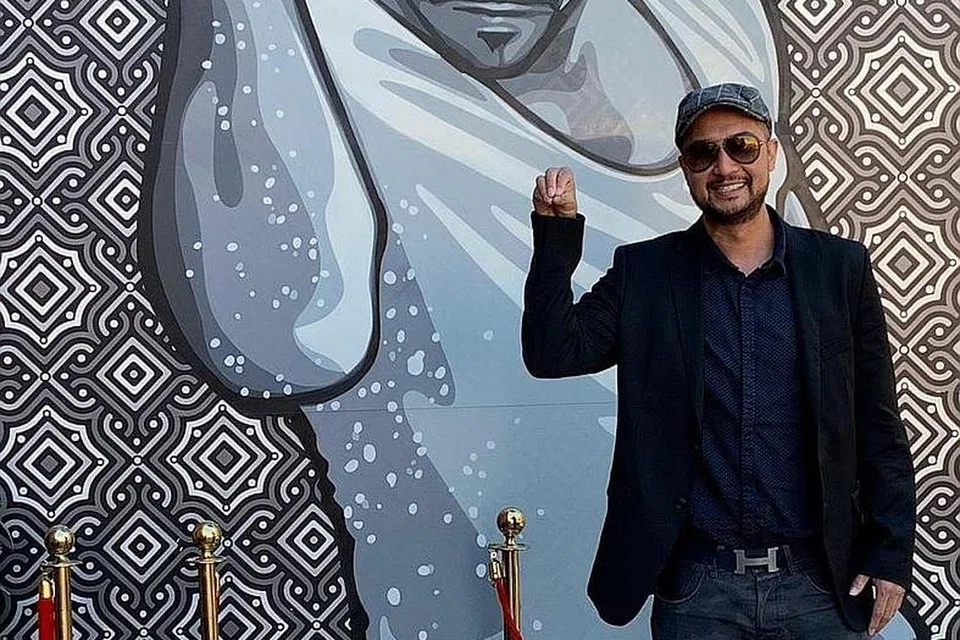 SERONOK DI DUBAI: Semasa di Dubai, Aide meniru gaya Salt Bae, seorang tukang masak yang tular di media sosial gara-gara aksi lucunya semasa memerap daging. - Foto ihsan AIDE ISKANDAR