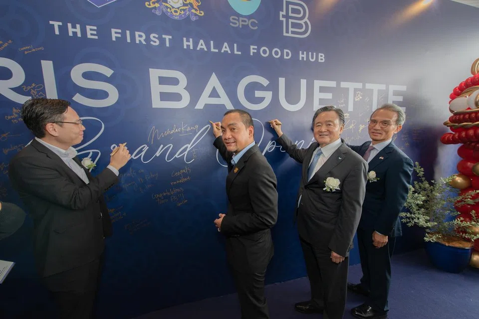 (dari kiri) Pengerusi Jawatankuasa Pelaburan, Perdagangan, Hal Ehwal Pengguna dan Sumber Manusia Negeri Johor, Encik Lee Ting Han; Menteri Besar Johor, Datuk Onn Hafiz Ghazi; Pengerusi SPC Group, Encik Hur Young In; Duta Besar Korea Selatan ke Malaysia Encik Yeo Seung-bae, semasa majlis perasmian hab makanan halal serantau pertama Paris Baguette di Taman Teknologi Nusajaya, Johor, Malaysia pada 25 Februari.