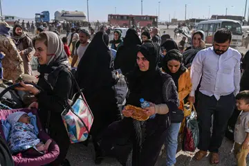 Pelarian Afghanistan yang membawa barangan peribadi mereka tiba di di pusat lintasan sempadan Islam Qala antara Afghanistan dengan Iran pada 28 Jun 2025, selepas diusir dari Iran. 