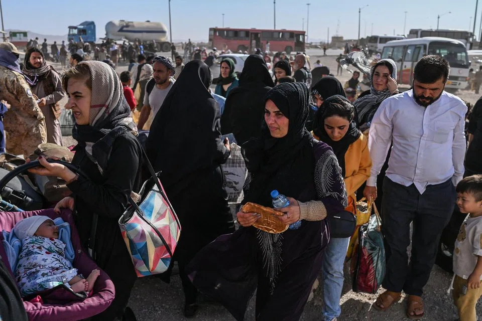 Pelarian Afghanistan yang membawa barangan peribadi mereka tiba di di pusat lintasan sempadan Islam Qala antara Afghanistan dengan Iran pada 28 Jun 2025, selepas diusir dari Iran. 