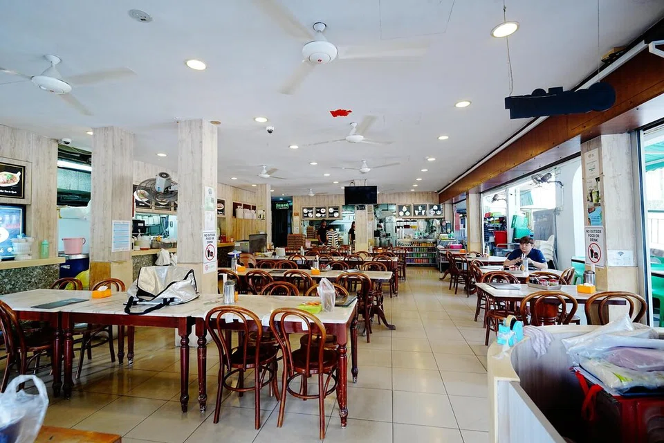 Tang Tea Eating House, di 357 Bedok Road, menawarkan potongan harga lebih 50 peratus bagi hidangan tertentu sebagai usaha merangsang jualan sedang jumlah pelanggan terjejas akibat jerebu.