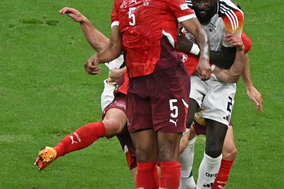 Tunggak kekuatan pasukan Switzerland, pemain pertahanan Manuel Akanji, menanduk bola semasa perlawanan peringkat kumpulan menentang Jerman pada 23 Jun. 