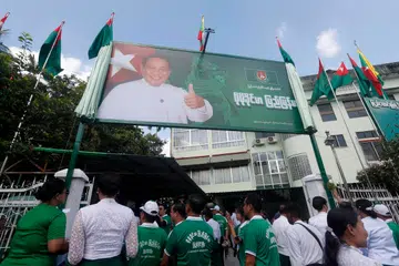 Ahli-ahli Parti Kesatuan Solidariti dan Pembangunan (USDP) menghadiri majlis pelancaran poster slogan parti di pejabat USDP bahagian Yangon di Yangon, Myanmar, pada 28 Oktober 2025. Parti yang disokong tentera itu memulakan kempen menjelang pilihan raya umum yang dianjurkan oleh junta tentera Myanmar pada 28 Disember 2025. 