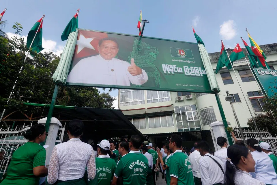 Ahli-ahli Parti Kesatuan Solidariti dan Pembangunan (USDP) menghadiri majlis pelancaran poster slogan parti di pejabat USDP bahagian Yangon di Yangon, Myanmar, pada 28 Oktober 2025. Parti yang disokong tentera itu memulakan kempen menjelang pilihan raya umum yang dianjurkan oleh junta tentera Myanmar pada 28 Disember 2025. 