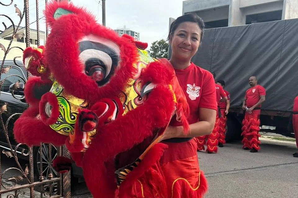 BINA YAKIN DIRI DAN NILAI BAIK: Cik Siti Saleha berkata disiplin latihan fizikal dan mental yang beliau lalui dalam tarian singa membina keyakinan diri dan nilai peribadi yang baik. - Foto BH oleh BASIR SISWO