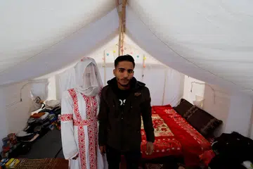 DIRIKAN MAHLIGAI BAHAGIA: Encik Mohammed Al-Ghandour dan Isterinya, Cik Shahad, melangsungkan majlis perkahwinan mereka di bandar khemah di Rafah, selatan Gaza, pada 18 Januari.