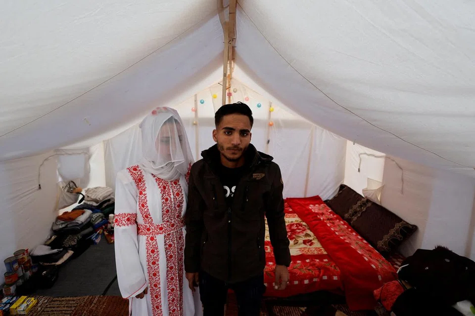 DIRIKAN MAHLIGAI BAHAGIA: Encik Mohammed Al-Ghandour dan Isterinya, Cik Shahad, melangsungkan majlis perkahwinan mereka di bandar khemah di Rafah, selatan Gaza, pada 18 Januari.