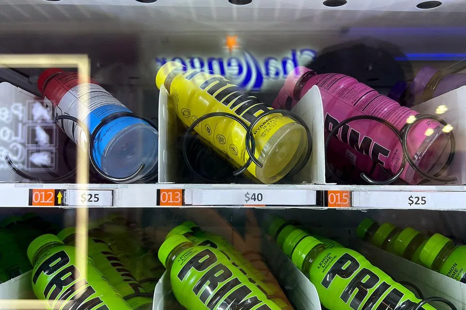 MINUMAN MAHAL: Di mesin layan diri di Suntec, air minuman Prime dilihat berharga antara kira-kira $15 dengan $40.